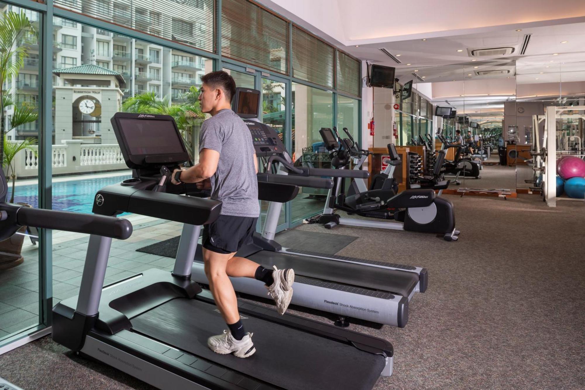 Fraser Place Robertson Walk Singapore Singapura Exterior foto A man exercising on a treadmill