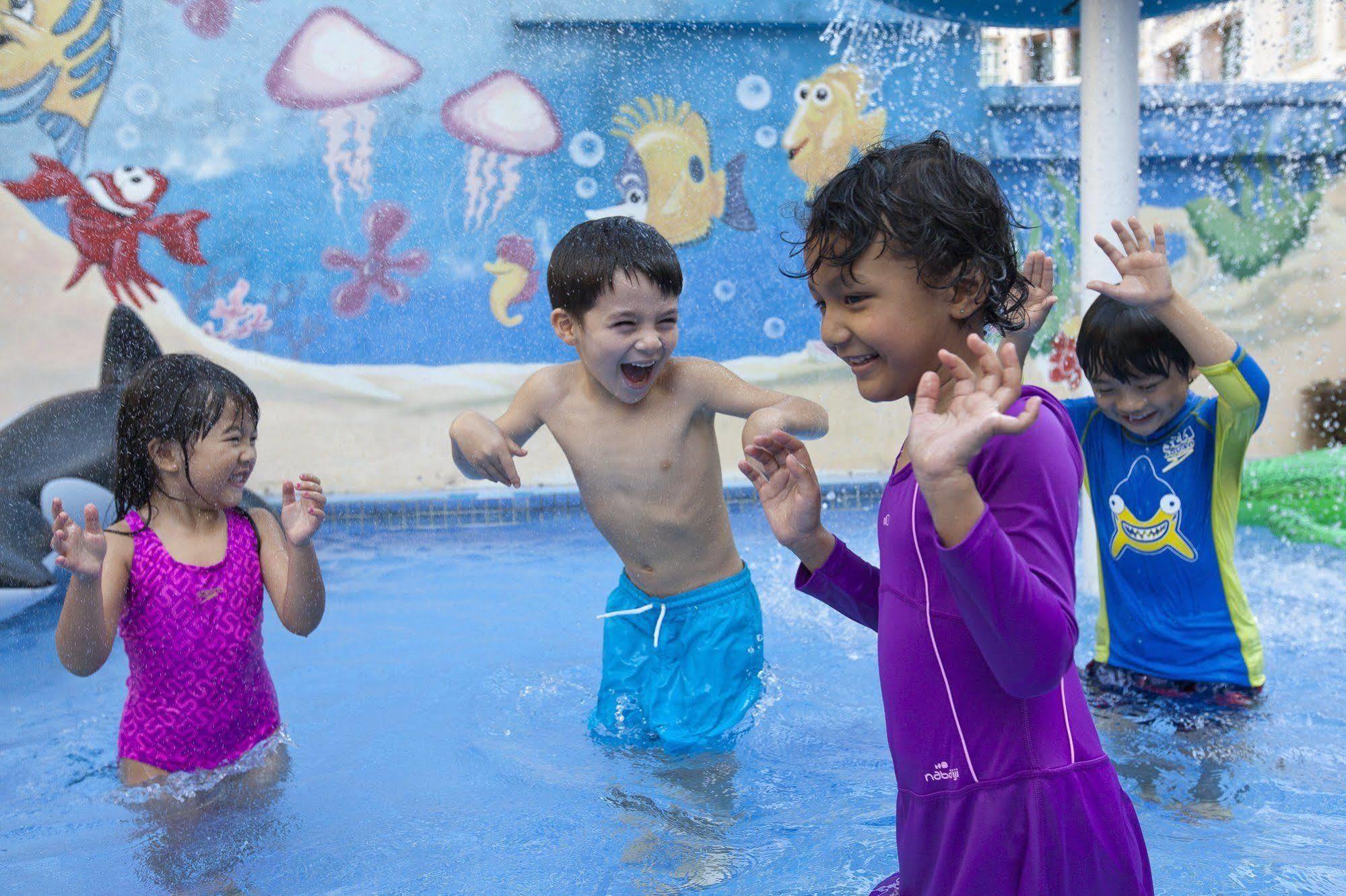 Fraser Place Robertson Walk Singapore Singapura Exterior foto Children playing at the water park